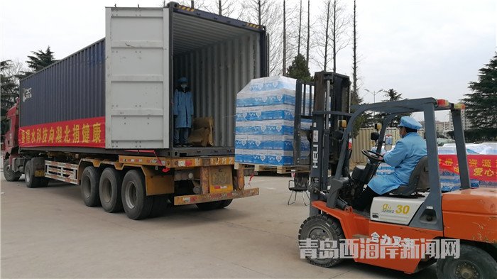 首批包裝直飲水裝車發(fā)運(yùn)。孫啟攝.jpg